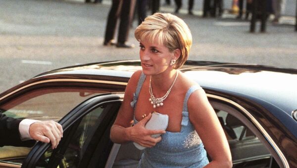 La princesa Diana sale de su coche - Sputnik Mundo