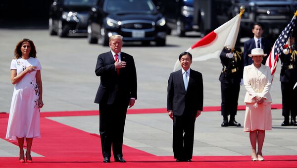 El presidente de EEUU Donald Trump con su esposa Melania, el emperador japonés Naruhito y la emperatriz Masako - Sputnik Mundo