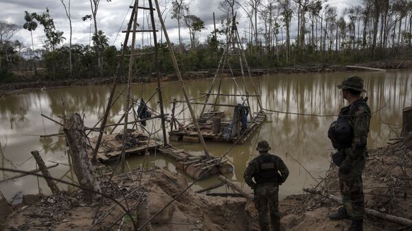 El agua contaminada cerca de la minería de oro en Perú - Sputnik Mundo