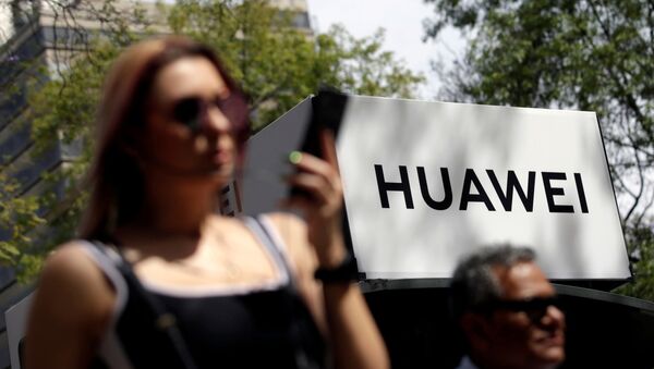 Personas pasando cerca de un cartel de Huawei en Ciudad de México - Sputnik Mundo