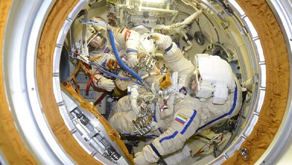 Los cosmonautas rusos Oleg Kononenko y Alexéi Ovchinin se preparan para un paseo espacial - Sputnik Mundo