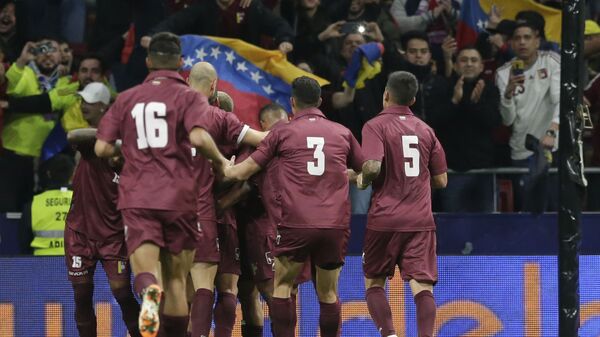 Futbolistas de la selección de fútbol de Venezuela celebrando un gol - Sputnik Mundo