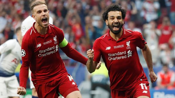 Mohamed Salah celebra el tanto que le dio la ventaja al Liverpool contra el Tottenham en la final de la 'Champions' - Sputnik Mundo