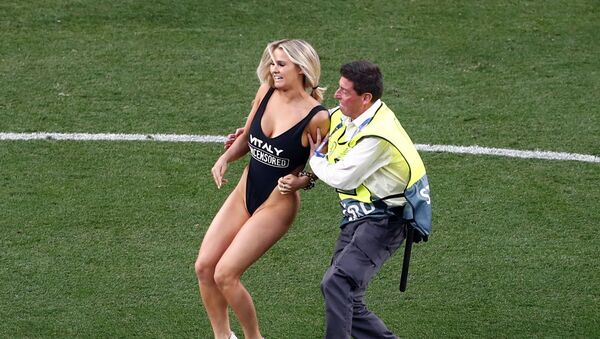 Mujer irrumpe el estadio durante la final de la 'Champions' entre el Liverpool y el Tottenham - Sputnik Mundo