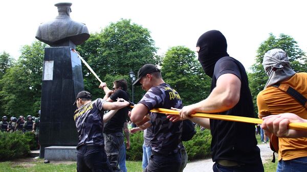 Los nacionalistas derriban el busto del mariscal Zhúkov en Járkov - Sputnik Mundo