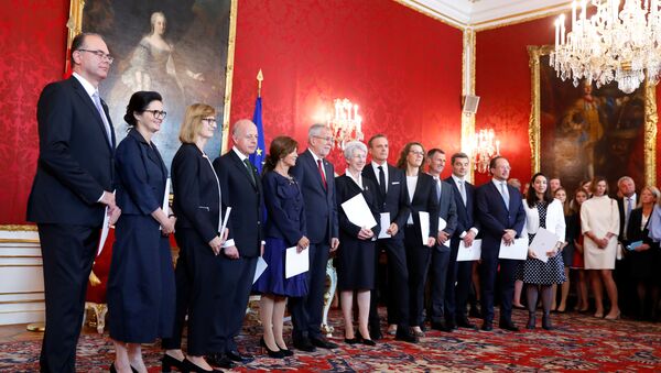Los ministros del Gabinete de transición juramentan ante el presidente Alexander Van der Bellen - Sputnik Mundo