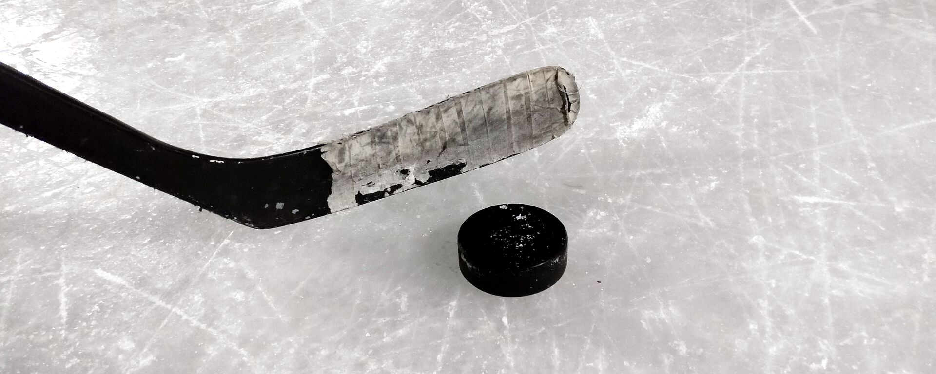 Un 'poc' y un palo de hockey sobre hielo - Sputnik Mundo, 1920, 29.12.2021