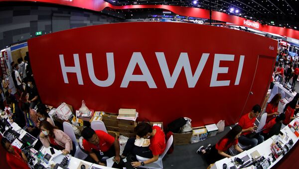 Trabajadores en el stand de Huawei en la Mobile Expo en Bangkok, Tailandia - Sputnik Mundo