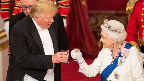 La reina Isabel II y el presidente de EEUU, Donald Trump, durante la visita del mandatario al Reino Unido - Sputnik Mundo