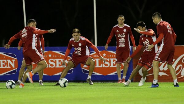 Futbolistas de la selección de Paraguay en un entrenamiento antes de la Copa América de Brasil - Sputnik Mundo