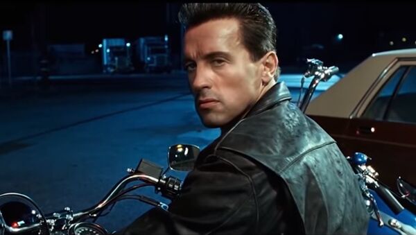Sylvester StalloneStallone sustituyendo a Arnold Schwarzenegger en la película 'Terminator 2: el juicio final' con la ayuda de tecnología 'deepfake'  - Sputnik Mundo
