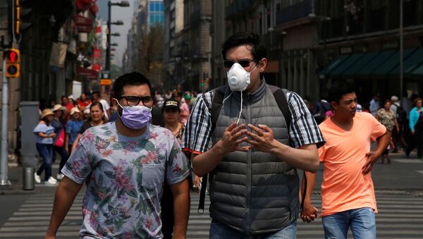 Personas con máscaras en Ciudad de México, debido a la contaminación ambiental - Sputnik Mundo
