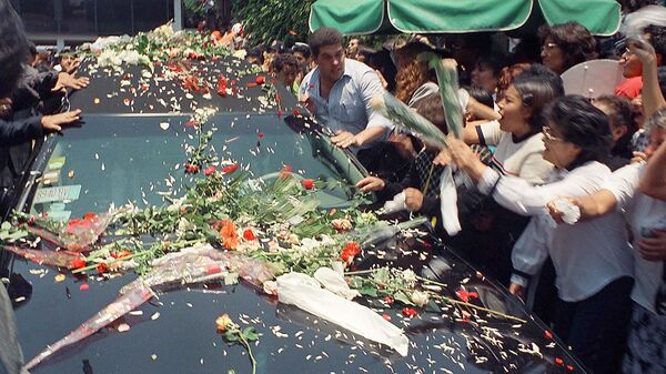 Seguidores de Francisco Paco Stanley arrojan flores en su carro fúnebre durante su funeral, el 8 de junio de 1999 en Ciudad de México - Sputnik Mundo