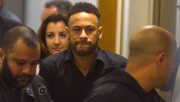 El futbolista brasileño Neymar deja la comisaría de Policía luego de testificar en Río de Janeiro - Sputnik Mundo