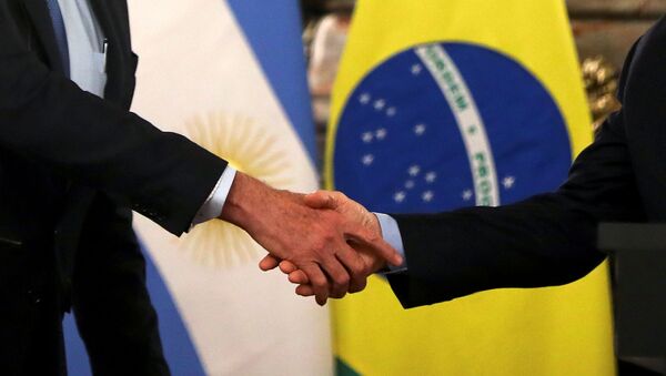 Apretón de manos entre el presiden te de Argentina, Mauricio Macri, y el presidente de Brasil, Jair Bolsonaro - Sputnik Mundo