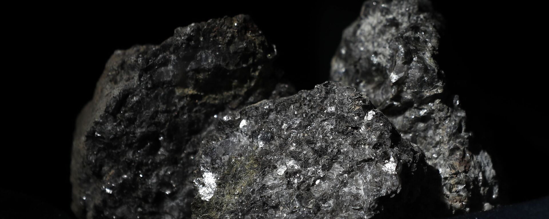 Partículas de litio brillan en la superficie de un mineral  - Sputnik Mundo, 1920, 13.01.2022