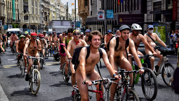 Protesta de ciclistas desnudos en Madrid - Sputnik Mundo