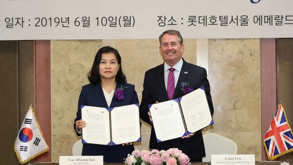 La ministra surcoreana de Comercio, Yoo Myung-hee, y el secretario de Estado británico para Comercio Internacional, Liam Fox - Sputnik Mundo