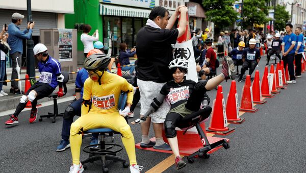 Graciosa pero extenuante: japoneses compiten en la carrera de sillones de oficina - Sputnik Mundo