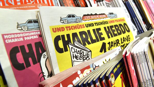 Las revistas Charlie Hebdo se venden en un quiosco - Sputnik Mundo