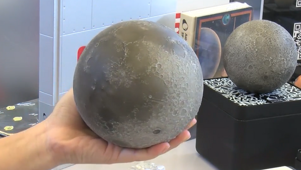 Crean una réplica exacta de la Luna que cabe en tus manos - Sputnik Mundo