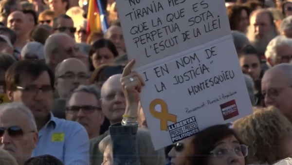 Cientos de personas se manifiestan en Barcelona por la absolución de los presos independentistas - Sputnik Mundo