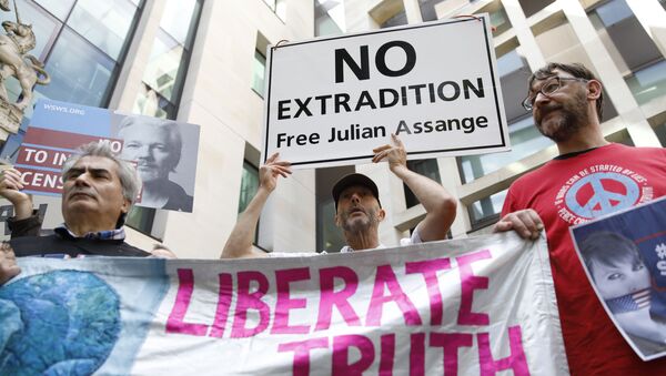 Los partidarios de Julian Assange se manifiestan ante el Tribunal de Magistrados de Londres - Sputnik Mundo