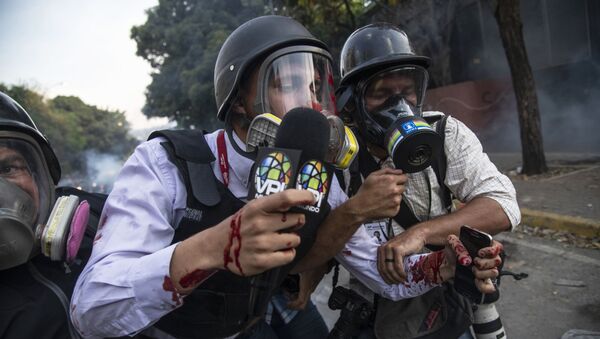 Periodistas en una manifestación opositora en Venezuela - Sputnik Mundo
