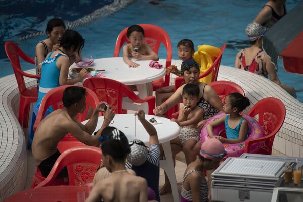 Helado y atracciones acuáticas: así se vive la ola de calor en Pyongyang
 - Sputnik Mundo