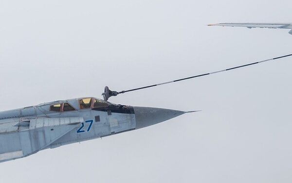 Impresionantes maniobras de los cazas rusos en el extremo norte - Sputnik Mundo