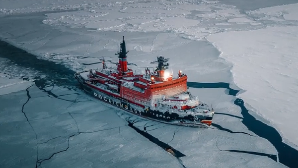 Así rompe los hielos del Ártico el 'tiburón' atómico de Rusia - Sputnik Mundo