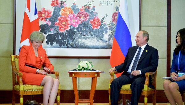 La primera ministra del Reino Unido, Theresa May, y el presidente ruso, Vladímir Putin - Sputnik Mundo