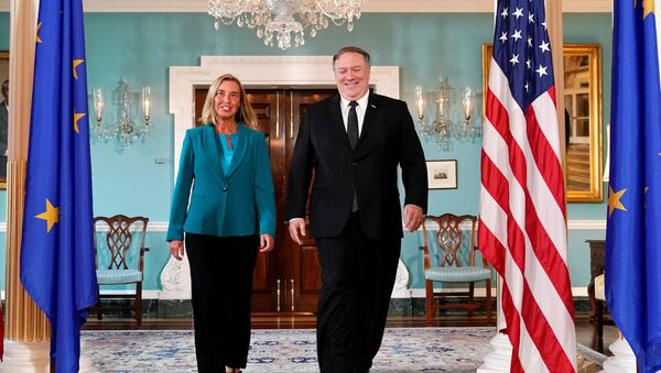Federica Mogherini, jefa de política exterior de la UE, y Mike Pompeo, secretario de Estado de EEUU - Sputnik Mundo