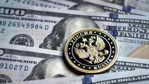 Billetes de dólares y una moneda del rublo - Sputnik Mundo