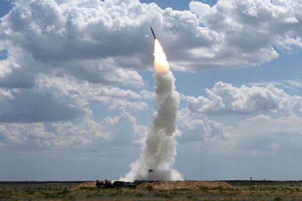 3, 2, 1... ¡Fuego! Los S-300 destruyen blancos enemigos durante unos ejercicios en Astracán  - Sputnik Mundo