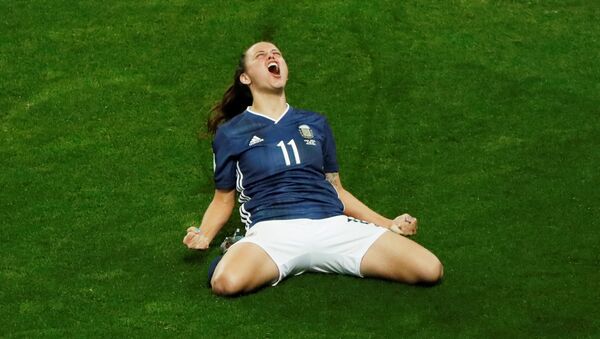 La futbolista argentina Florencia Bonsegundo celebra un gol en el partido frente a Escocia por la Copa del Mundo femenina - Sputnik Mundo