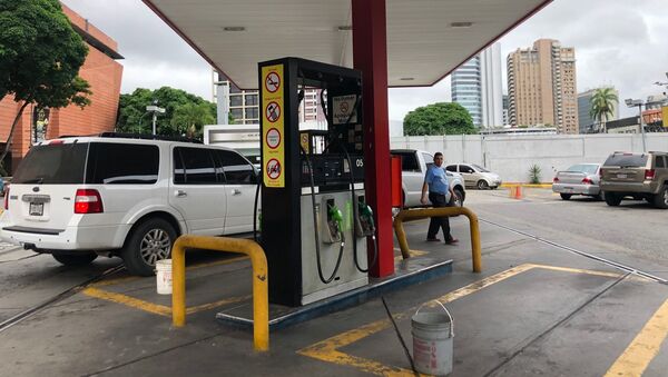 El precio de la gasolina en Venezuela es simbólico, las propinas a los trabajadores de las estaciones de servicio suelen ser mayores al pago del combustible - Sputnik Mundo
