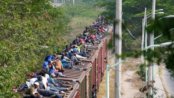 Migrantes centroamericanos cruzando México - Sputnik Mundo