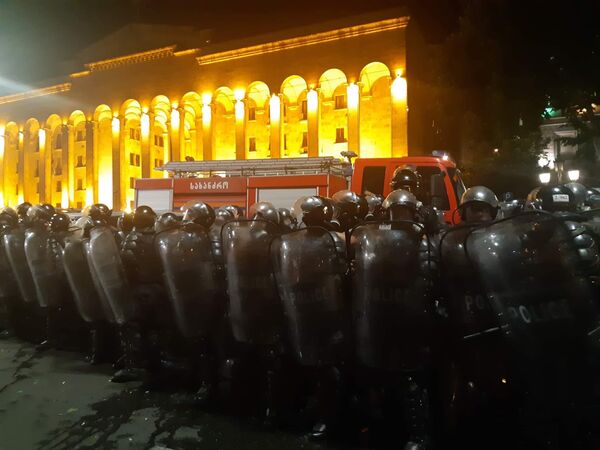 Los georgianos protestan ante su Parlamento
 - Sputnik Mundo