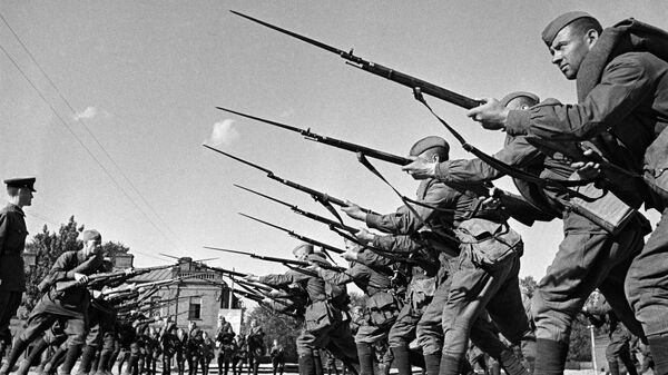 Entrenamiento de soldados antes de su ida al frente, Moscú, verano de 1941 - Sputnik Mundo