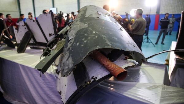 Los restos de un dron de EEUU derribado por Irán cerca del estrecho de Ormuz - Sputnik Mundo