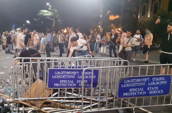 Los georgianos protestan ante su Parlamento - Sputnik Mundo