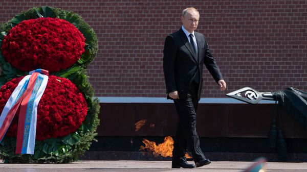 Putin deposita flores en la Tumba del Soldado Desconocido  - Sputnik Mundo