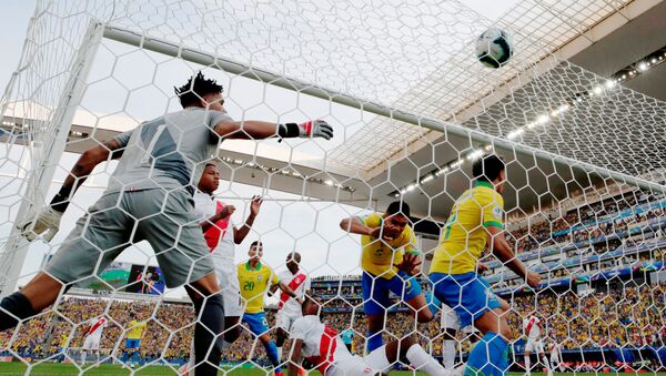 El partido entre Brasil y Perú en la fase de grupos de la Copa América 2019 - Sputnik Mundo