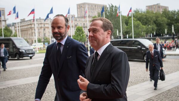 El primer ministro de Francia, Édouard Philippe, con su par ruso, Dmitri Medvédev - Sputnik Mundo