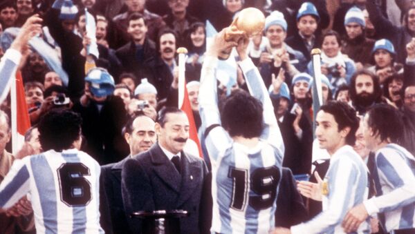 La selección argentina de fútbol celebra el campeonato mundial en 1978 frente al dictador Jorge Rafael Videla - Sputnik Mundo