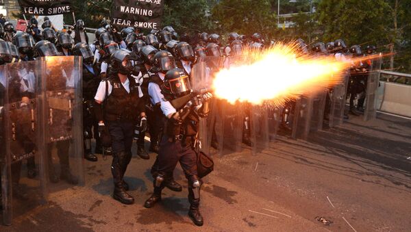 Policía de Hong Kong deurante las protestas - Sputnik Mundo