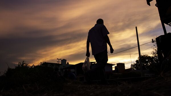 Chiapas, México: Hombre camina sobre las vías del tren 'la Bestia', en la ruta migratoria.  - Sputnik Mundo