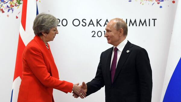 La primera ministra interina del Reino Unido, Theresa May, y el presidente de la Federación de Rusia, Vladímir Putin - Sputnik Mundo