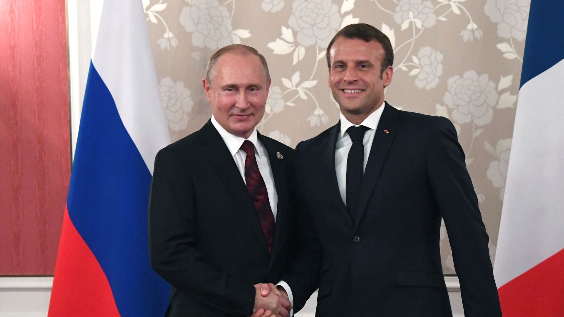 El presidente de Rusia, Vladímir Putin, y el presidente de Francia, Emmanuel Macron, durante la cumbre del G20 (archivo) - Sputnik Mundo, 1920, 21.12.2021